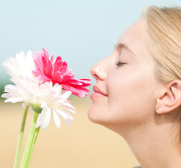 花の匂いを嗅ぐ女性