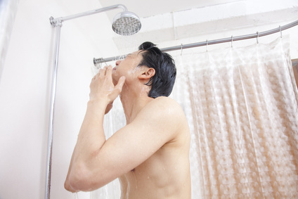 シャワーを浴びる男性