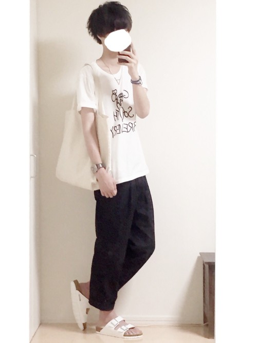 白Tシャツ×黒パンツ
