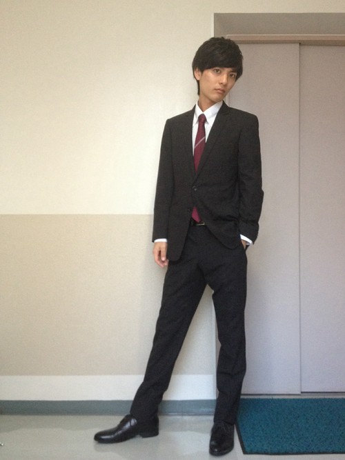 ブラックスーツ×赤ネクタイ