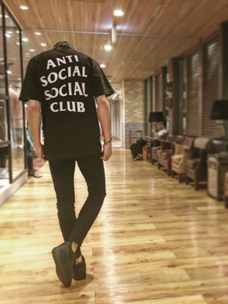 ANTI SOCIAL SOCIAL CLUB　Tシャツ　コーデ