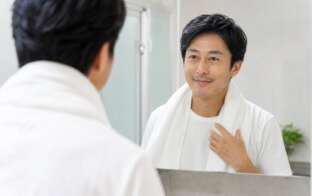 シャワー後の清潔感のある男性