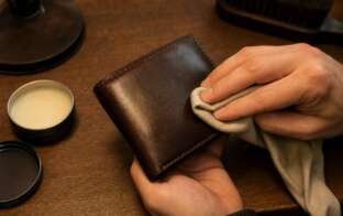 革財布をクリームで手入れ