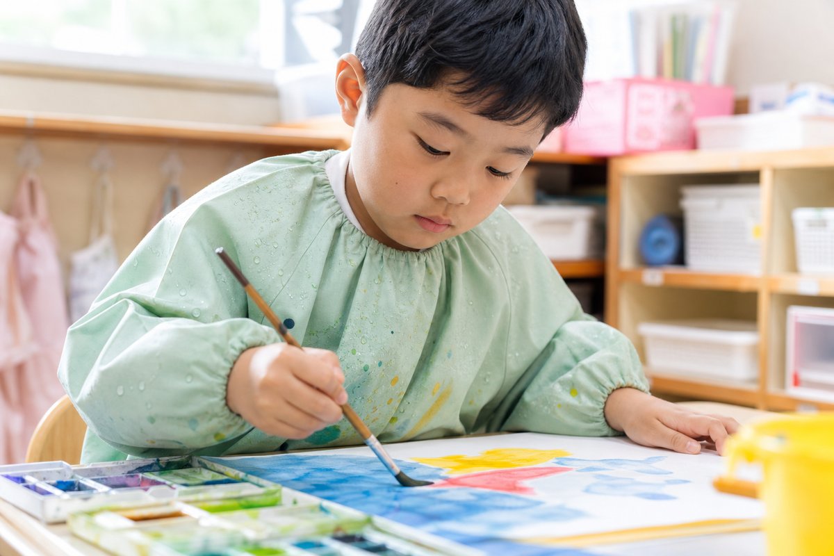 撥水スモックで絵の具遊びをする園児