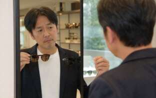 サングラスを試着する男性
