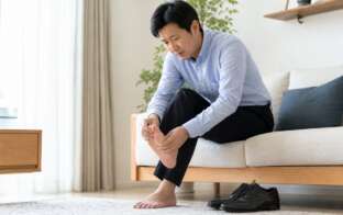 足の親指の巻き爪を気にする40代男性